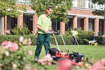 Das Bild zeigt ein en Mann bei der Gartenarbeit